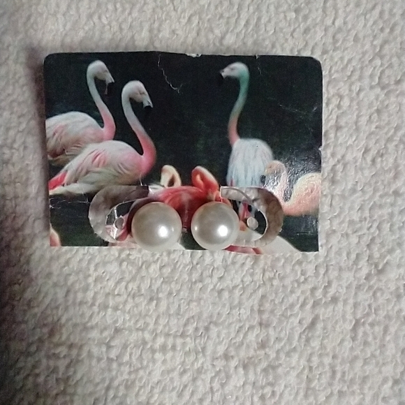 White faux pearl post earrings - Picture 1 of 2